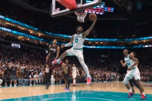 这滞空逆天!布里奇斯超远距离滑翔拉杆上篮 黄蜂领先5分!