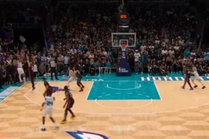 神兵天降!科比·怀特底角接球转身超难三分轰炸 率队扳平比分