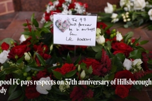 斯洛特、范戴克等人向希尔斯堡惨案献花，多位利物浦高层前往悼念