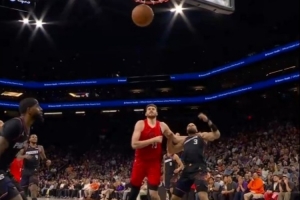 动作有点大！克林根拼抢时拉拽狄龙脖颈 被吹一级恶意犯规