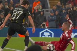 麦卡利斯特铲倒内维斯被出示黄牌,若晋级将累积黄牌停赛