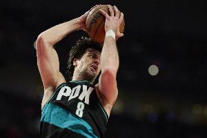 霍勒迪:阿夫迪亚为我们做到了一切 他不断突破&并投进三分