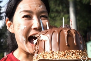 加拉塔萨雷女足官媒晒出视频，全队在训练间隙为杨莉娜庆生