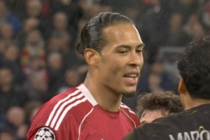 大将风度!范戴克补射被马尔基尼奥斯铲出,点头称赞后者极限防守