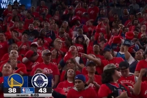 胶着！伦纳德倚住防守中投命中 率队领先5分打停勇士