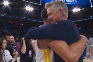 金牌师徒！赛后库里和科尔紧紧拥抱 随后和快船队员拥抱致意