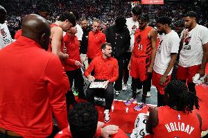 阿里纳斯:开拓者毫无存在感 囤积了一大堆球员我都不知道有谁