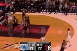 独挑大梁！贝恩冲击篮筐打成2+1 率队继续迫近比分