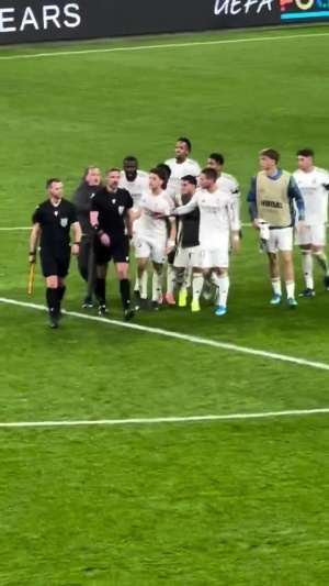 居莱尔染红细节：球员追着主裁和边裁轮番抱怨，后又追到场边怒喷