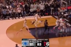 高难度！马克西穿越防守扭身上篮打中 率队稳住局势