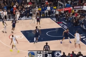 毕竟客场！波杰姆斯基三分出手 球在筐上转了几圈还是没进