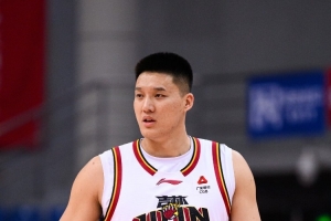 正负值-27最低!曾繁日20分钟5中2拿4分2板 有3犯规