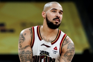 扛起进攻！摩尔半场8中6高效砍下15分 三分4中3