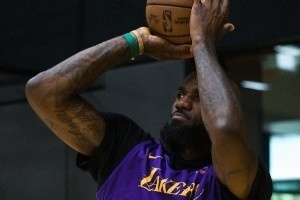 厉兵秣马！湖人官推晒今日训练照：付出努力