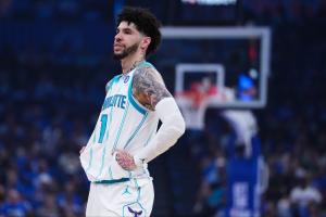 没打过季后赛~三球有资格和黄蜂续签2年1.199亿合同 均薪近6000万