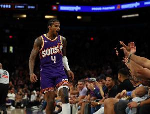 太硬气了！杰伦·格林借掩护突破扛开波尔津吉斯上篮得分