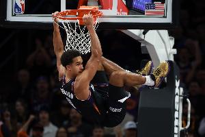 被抓了错位！伊戈达罗篮下面对库里直接转身双手炸扣