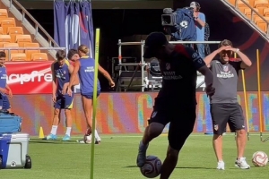 宝刀不老！西蒙尼国王杯赛前训练颠球秀脚法