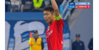 王上源前场开出任意球，钟义浩近距离头球攻门被黄子豪神勇扑出