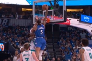 轻盈起飞！班凯罗中路接球 垫步滑翔隔扣迪亚巴特！