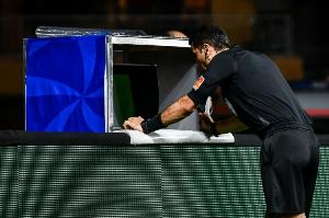 媒体人：业余联赛都有VAR，中甲中乙没有，省钱不能总省到刀刃上