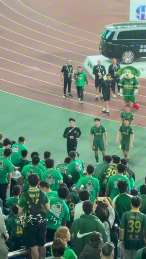 赛后谢场浙江球员与球迷发生口角争执 王钰栋示意大家冷静+被劝走