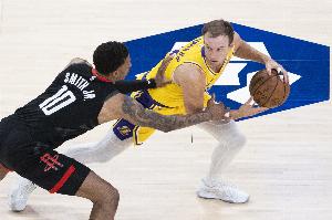 詹姆斯：肯纳德镇定自若出手及时 他也为我们担当控球手