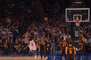 此前左脚踝就有伤！阿努诺比突破时崴脚 一瘸一拐走回替补席