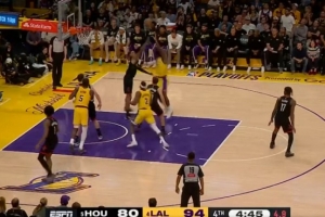 左撇子确实有用！詹姆斯强推小贾巴里·史密斯 转身左手勾手命中