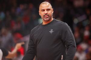 媒体人：火箭进攻太糟糕了 无论备战还是临场雷迪克完胜乌度卡