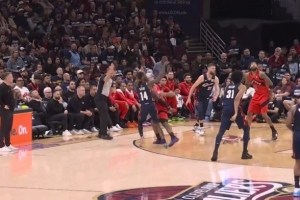 立功了！埃利斯侧翼三分正中靶心 还造杀伤打成3+1