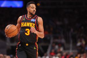 老将依然稳！麦科勒姆半场16分钟 10中7&三分4中3砍下17分