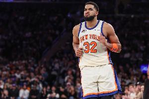 高炮台发威！第三节唐斯里突外投独得14分 但也身背4犯