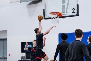 火箭官方发布今日训练照：杜兰特参加训练 范弗里特现身指导阿门