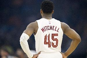 攻坚利器！米切尔23中13砍全场最高30分加7板5助 末节独得9分