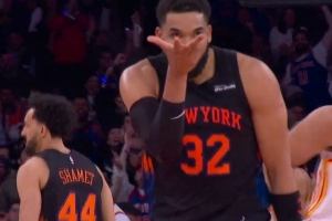 内外开花！唐斯挑篮得手后加长三分也有 连得5分率队占据主动