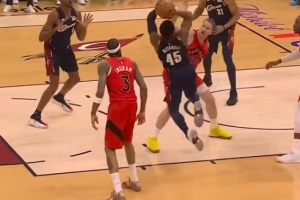 活力十足！米切尔自投自抢 对抗防守强投命中可惜加罚没有