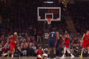 不手软！哈登外线开火 连中2记三分率骑士获两位数领先